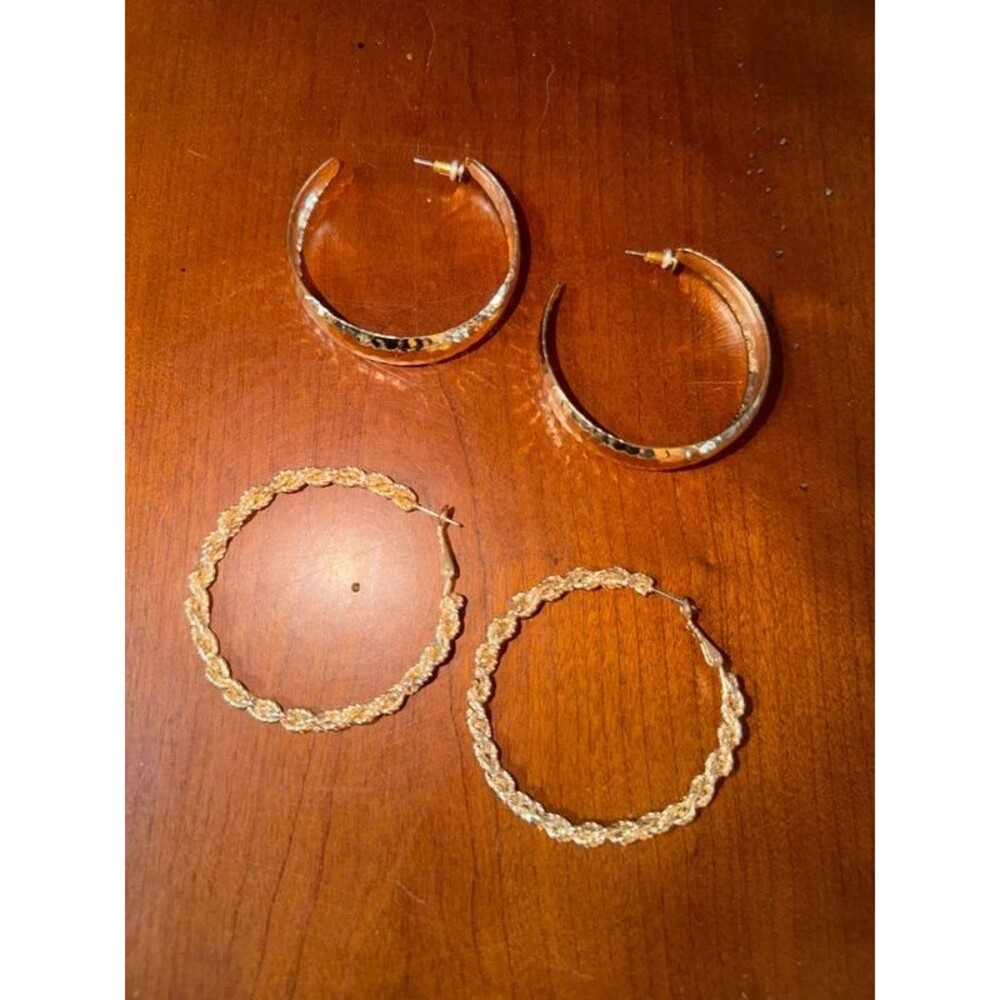 2 pairs of hoop earrings. Gold-toned.